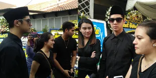 Al Ghazali, Marsha Aruan & Aaliyah Melayat Ibunda Mikha Tambayong