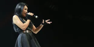 Anggun Bernyanyi Lantang di Acara Saatnya Didengar