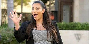 Angin Hampir Menerbangkan Gaun Kim Kardashian