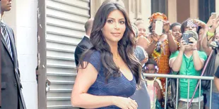 Aset Terlalu Besar - Rok Kim Kardashian Pun Robek