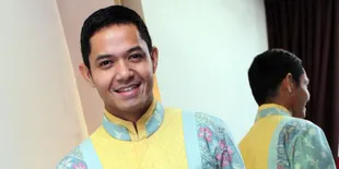 Aura Bahagia Dari Dude Harlino Saat Mencoba Baju Pengantin