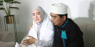 Ayah Mertua Ustaz Solmed Meninggal Usai Peluk Semua Anaknya, Tangis April Jasmine Tak Terbendung