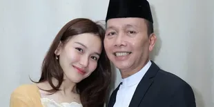 Ayah Rozak Ulang Tahun, Ayu Ting Ting dan Keluarga Beri Surprise