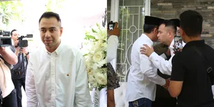 Ayah Uya Kuya Meninggal Dunia, Ini 6 Potret Raffi Ahmad Takziah ke Rumah Duka - Ungkap Mendiang Alami Masalah Jantung Namun Sempat Membaik