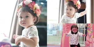 Baby Gempi Lucu Bergaya Pakai Flower Crown dan Kacamata Gaul