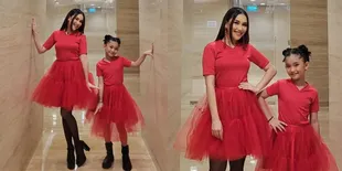 Bagai Pinang Dibelah Dua! Deretan Foto Ayu Ting Ting yang Suka Kembaran Baju Bareng Bilqis, Sama-Sama Cantik
