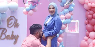 Bakal Dikaruniai Anak Perempuan, 8 Momen Keseruan Gender Reveal Party Irish Bella - Ammar Zoni Loncat Kegirangan