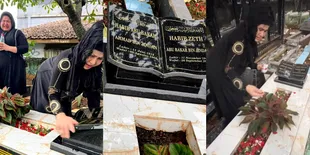 Banjir Air Mata, 8 Potret Elvy Sukaesih Nyekar ke Makam Mendiang Mantan Suami Jelang Ramadan