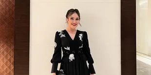 Banyak Duit Tapi Anti Jaim, 8 Potret Ayu Ting Ting Ikut Bangunin Sahur Keliling Perkampungan
