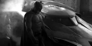 Batman Yang Tampak Muram Dengan Kostum Barunya