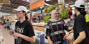 Bawa Kertas & Pena, 8 Potret Ussy Sulistiawaty Belanja ke Pasar Bareng Ibu Mertua Jelang Lebaran