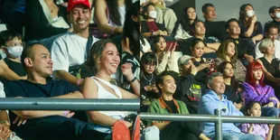 BCL Datang Bareng Tiko Aryawardhana, 8 Potret Para Selebritis di Konser Yura Yunita - Ada Afgan Hingga Isyana Saraswati