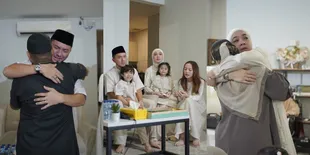 Berangkat Haji, 9 Potret Ananda Omesh Pamitan Kepada Keluarga & Sahabat Sebelum Bertolak ke Tanah Suci - Penuh Haru