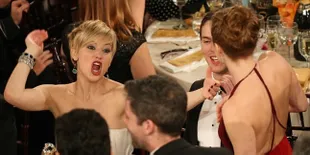 Berbagai Aksi Gokil Jennifer Lawrence di Ajang Golden Globe 2014