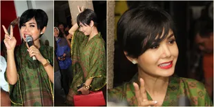 Berbagai Pose Yuni Shara Salam 2 Jari Untuk Dukung Jowowi-JK