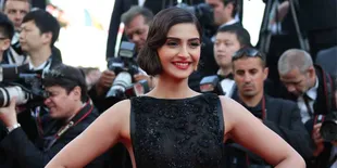Berbalut Gaun Elie Saab - Sonam Kapoor Getarkan Cannes