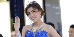Berbalut Kemewahan Pasca Umrah, Bella Shofie Bak Seorang Queen
