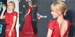 Gaun Merah Punggung Terbuka, Taeyeon Memikat Red Carpet MAMA 2015