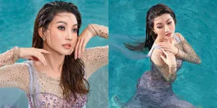 Bergaya di Kolam Renang, Sarwendah Tunjukkan Pesona Berbeda dalam Pemotretan Terbarunya