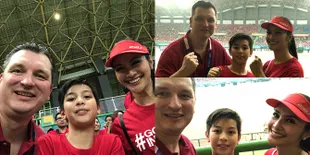 Bersama Keluarga, Maudy Koesnaedi Lihat Timnas Sepak Bola Tanding