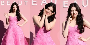 Biasa Tampil Bold dan Edgy, 7 Potret Cantiknya Han So Hee Pakai Gaun Pink - Bikin Khawatir Pamer Bahu di Cuaca Dingin