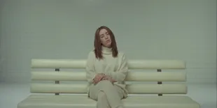 Biasa Tampil Warna-warni, Cantiknya Billie Eilish dengan Rambut Cokelat Natural