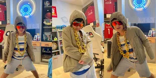 Biasanya Cool, 10 Potret Rafathar Difoto Ala Jamet Pakai Kacamata dan Kalung Rantai Emas - Koleksi Medali di Kamar Bikin Salfok