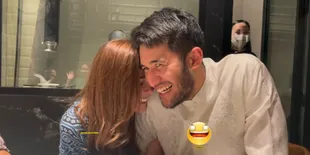 Bikin Heboh Geng Artis Cantik, Potret Detik-detik Wulan Guritno Kenalkan Sabda Ahessa Saat Buka Puasa Bareng