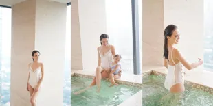 Bikin Netizen Merasa Bersalah Makan Mie Instan, 7 Potret Hot Mama Shandy Aulia Pamer Body Goals Pakai Swimsuit - Kompakan Sama Claire