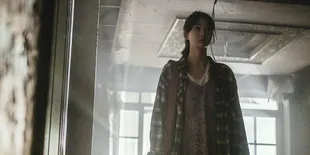 Bikin Penasaran! tvN Unggah Foto Misterius Tampilkan Lee Jin Wook dan Kwon Nara dengan Ekspresi yang Tajam!