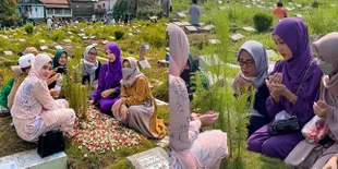 Bikin Terenyuh, Ini Momen Haru Lucinta Luna Ziarah ke Makam Kedua Orangtuanya - Penampilannya Sukses Membuat Netizen Pangling