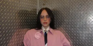 Billie Eilish Nangis Terharu Terpilih Jadi One Less Lonely Girl dan Dipeluk Justin Bieber