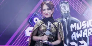 Boyong Dua Piala, 8 Potret Cantik Happy Asmara di SCTV Music Award 2022 - Beri Selamat Kepada Denny Caknan