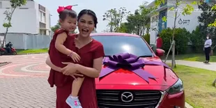 Buah Kerja Keras, Potret Katty Butterfly Nangis Terharu Bisa Belikan Mobil Untuk Putrinya