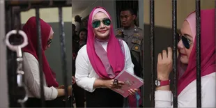 Cantik Berbalut Pink, Edies Adelia Sidang Ditemani Hello Kitty 
