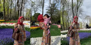 Cantik Berhijab, Ini Gaya Ayu Ting Ting di Hamparan Bunga Tulip