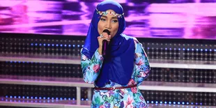 Cantik Berkerudung, Fatin Bagi-Bagi Balon dan Jadi Guru Mengaji