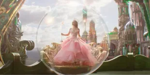 Cantik dan Manis! Inilah 8 Potret Trailer Film WICKED -  Ariana Grande Bak Putri Raja