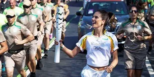 Cantiknya Alessandra Ambrosio si Pembawa Obor Olimpiade Rio 2016