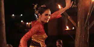 Cantiknya Senk Lotta Dalam Balutan Kostum Penari Jaipong