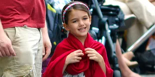 Cantiknya Suri Cruise Dengan Gaya Rambut Ekor Kuda