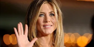 Cara Seksi Jennifer Aniston Bantah Rumor Kehamilan