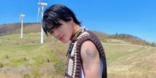 Cocok untuk Holiday! Sederet Potret Style Casual dan Santuy Ala Jeno NCT