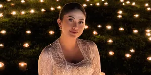 Cynthia Riza Istri Giring Ganesha Pakai Kebaya Bali, Tampil Cantik Penuh Pesona