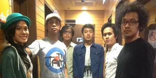 D Masiv dan Sheryl Sheinafia Saat Wawancara Di DBC Radio Hong Kong