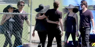 Dari Peluk Hingga Ciuman, Angelina Jolie - Brad Pitt Super Mesra!