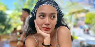 Dea Ananda Jadi Ibu Siaga, Berpose Cantik sambil Awasi Anak Main