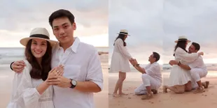 Detik-detik Chelsea Islan Dilamar, Tepat 1000 Hari Jadian - Rob Clinton Kardinal Berlutut di Pantai Kala Senja