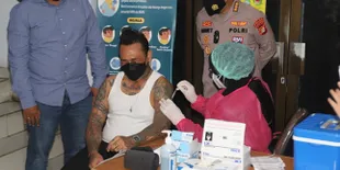 Detik-Detik Jerinx SID Suntik Vaksin Covid-19, Pamer Tato Sebadan - Pejamkan Mata Kala Jarum Mendekat