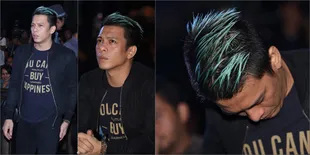 Detil Rambut Baru Ariel NOAH, Makin Ganteng Pakai Mohawk Biru Api